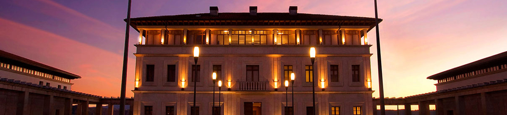 Vista nocturna de la bodega