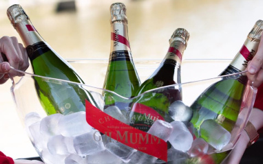 Botellas de Mumm en una cubitera