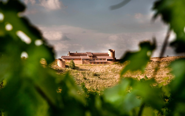 La bodega vista desde una ladera del valle