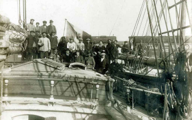 Embarque de barricas en el puerto de Valencia para exportación