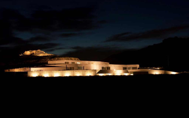 Vista nocturna de la bodega