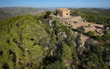 Vista impresionante de los riscos del entorno de la bodega