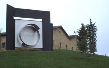 Escultura a la entrada de bodega