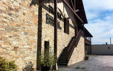 Fachada del edificio de bodega