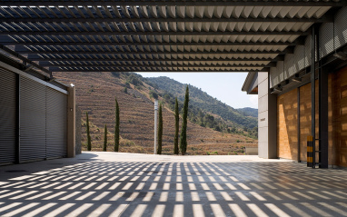 El moderno diseño de bodega se integra con el entorno