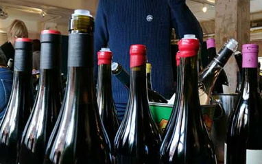 Xurxo Alba catando sus vinos