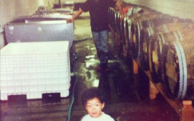 Foto familiar con un pequeño Will Camarda en la bodega en 1989