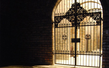 Entrada a la bodega Charles Fox