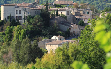 Vistas del pueblo de Mormoiron desde el viñedo