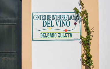 Entrada al Centro de Interpretación del vino de la bodega