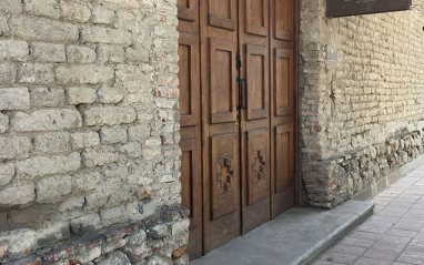 Puerta de entrada a bodega