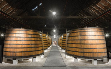 Tinos de madera en bodega