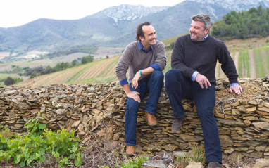 Gregory y François en el muro que separa diversas parcelas