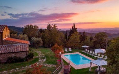 Piscina y alojamientos ofrecidos en la Toscana por Bodegas Mansalto