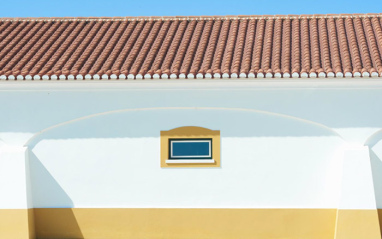 La arquitectura de la bodega muestra referencias árabes.