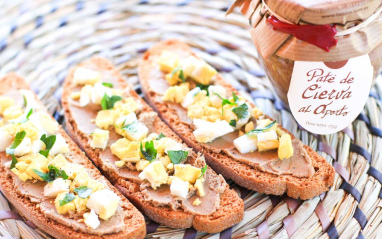 Tostadas de paté de cierva con huevo cocido