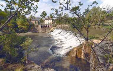 Río junto a la bodega