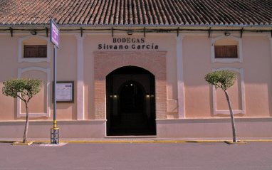 Fachada de la bodega Silvano García, en el corazón de Jumilla.