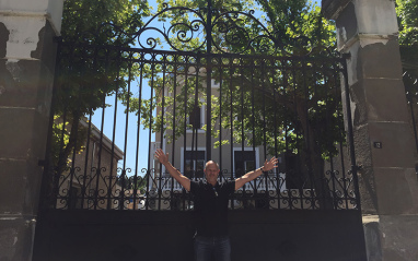 Jeff en la puerta de su casa