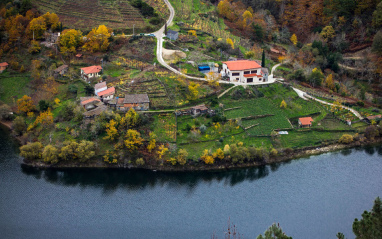 Imagen de las laderas del río con el edificio de Ronsel do Sil