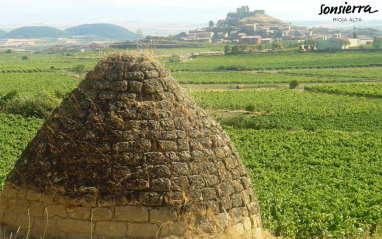 En primer término, un guardaviñas. Al fondo, San Vicente de la Sonsierra