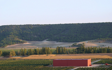 Panorámica con el edificio de bodega en primer plano