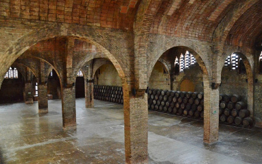Salas de crianza de Codorníu con sus característicos arcos