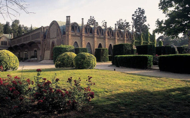 Exteriores de la bodega de Codorníu, en Sant Sadurní d'Anoia