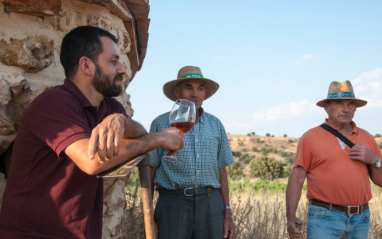 David Calvo junto a otras dos personas en la finca Galia Soriana
