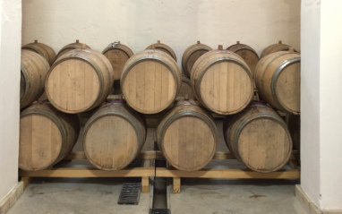 Barricas apiladas en el interior de la bodega Muchada-Léclapart